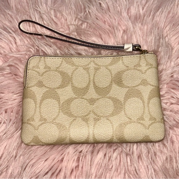 NEW Coach Signature Coated Canvas Heart Print Corner Zip Wristlet - Picture 4 of 15